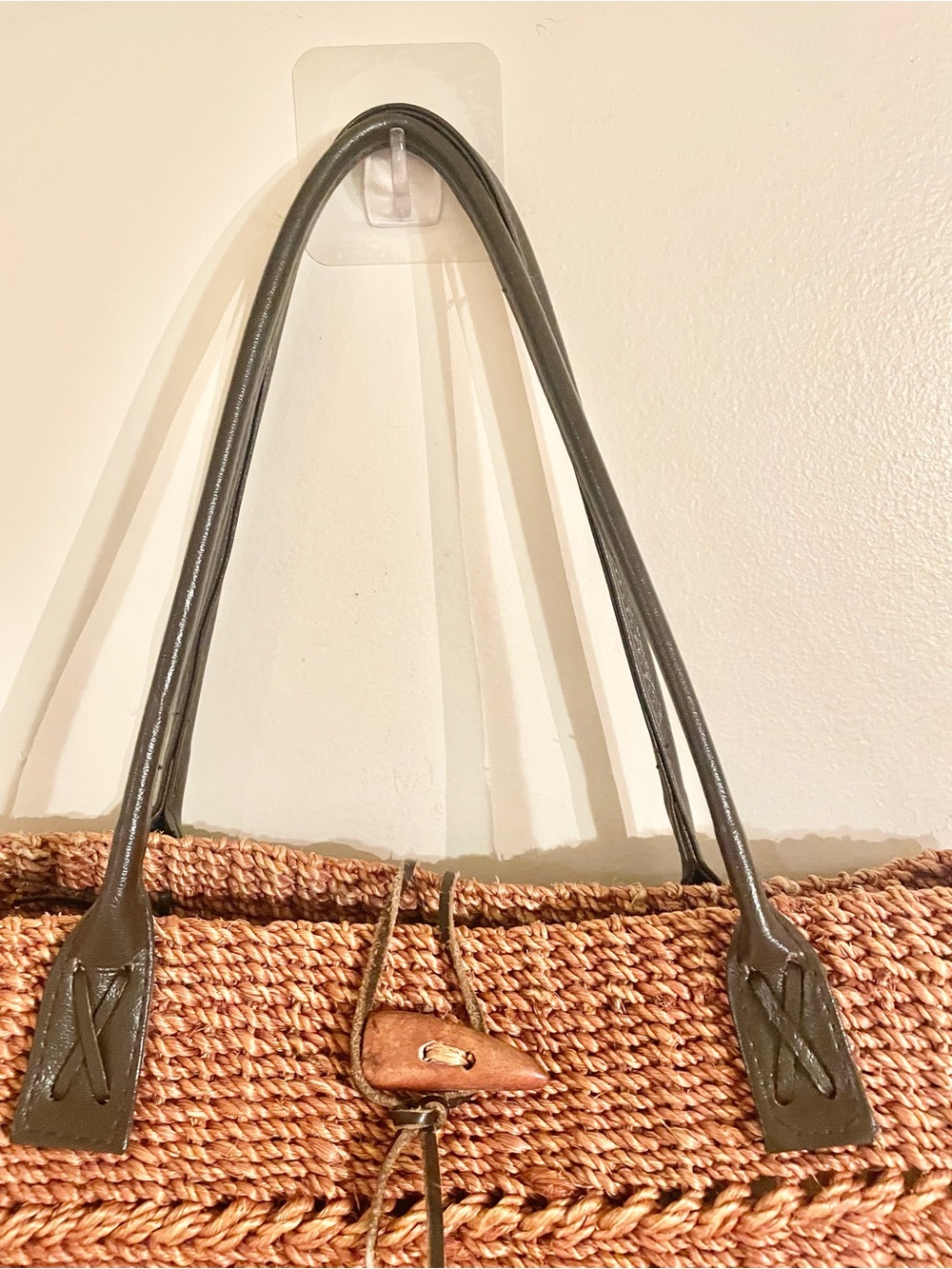 Woven Straw Tote Bag w/Brown Leather Handles Toggle Button Natural/Rosewood- EUC - Picture 3 of 10